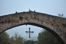 Posando desde lo alto del puente romano 